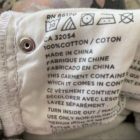 Bdg-Mom Dark Floral High Rise Jeans (Size:24) - Picture 10 of 13